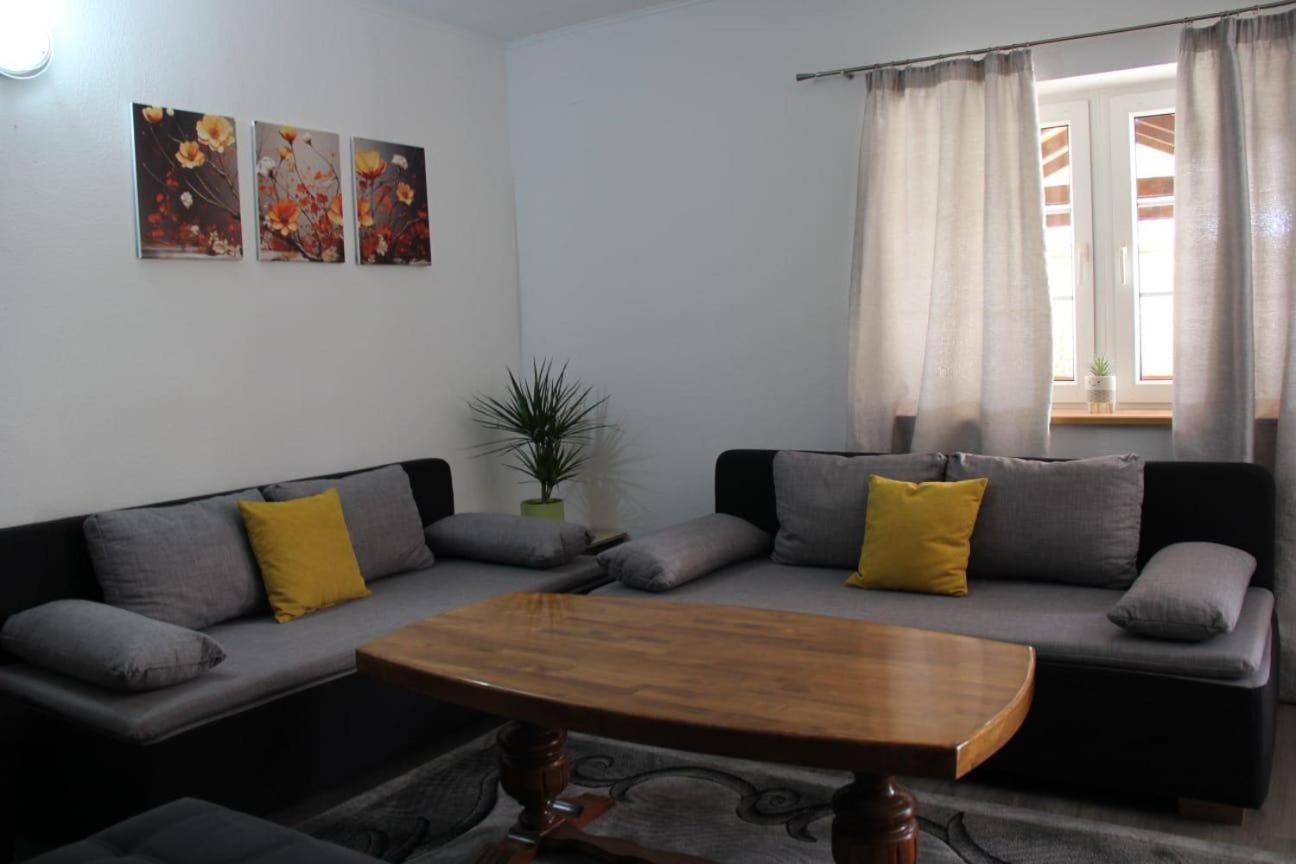 Apartman Lilium Книн Экстерьер фото